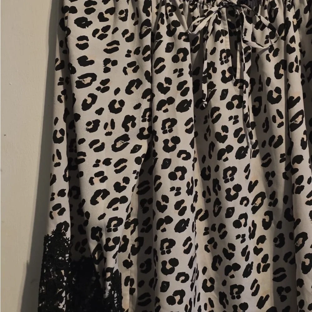 Elegant Black and White Leopard Blouse with Lace Trim - Picture 4 of 15
